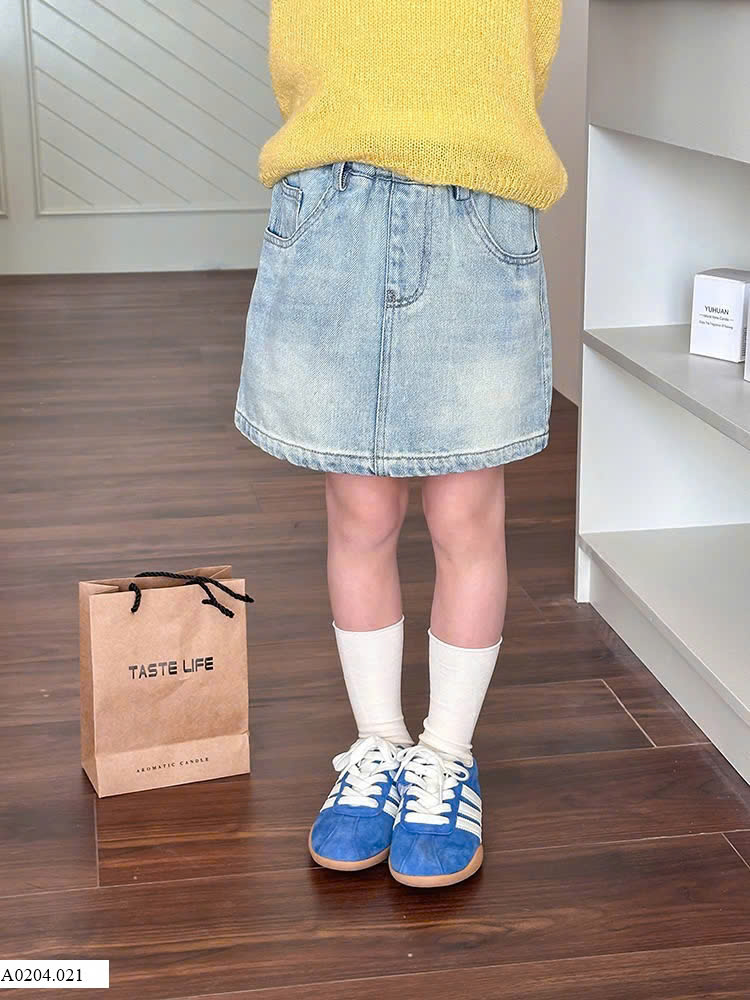 Chân váy jeans NEW NHÀ AMBB KIDGiá sỉ như sau: sz 90-150: 154k  sz 160: 165k  sz 170: 181k 