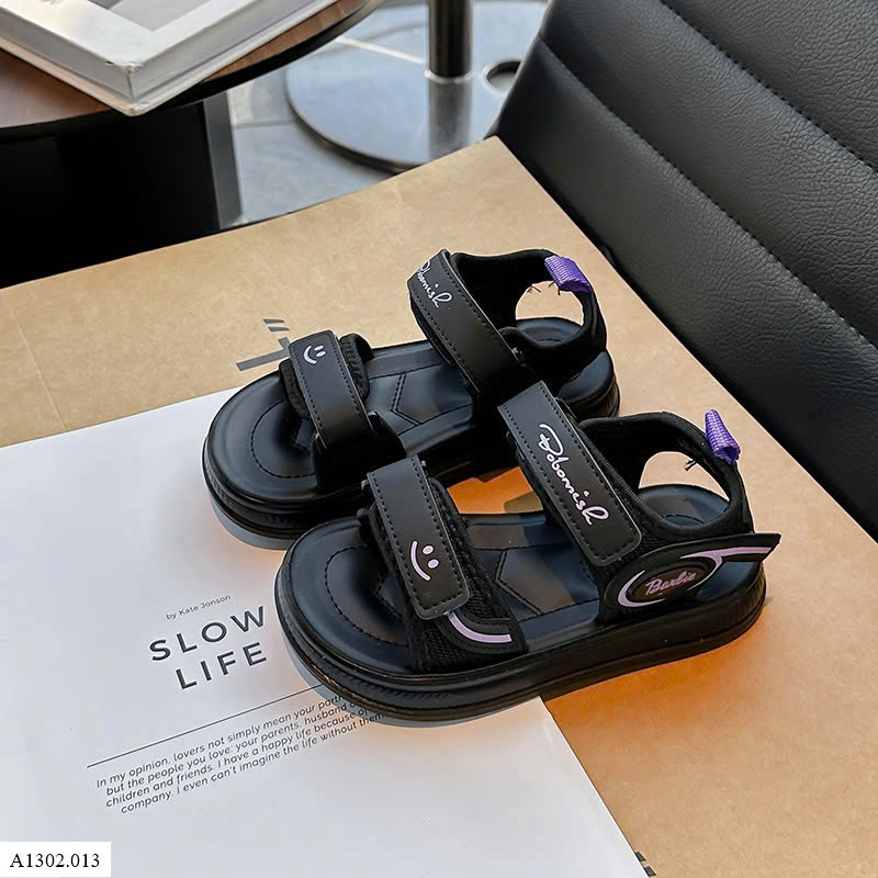 Sandal mặt cười cho bé  Giá sỉ như sau: sz 26-30: 132k Sz 31-35: 140k Sz 36-40: 155k