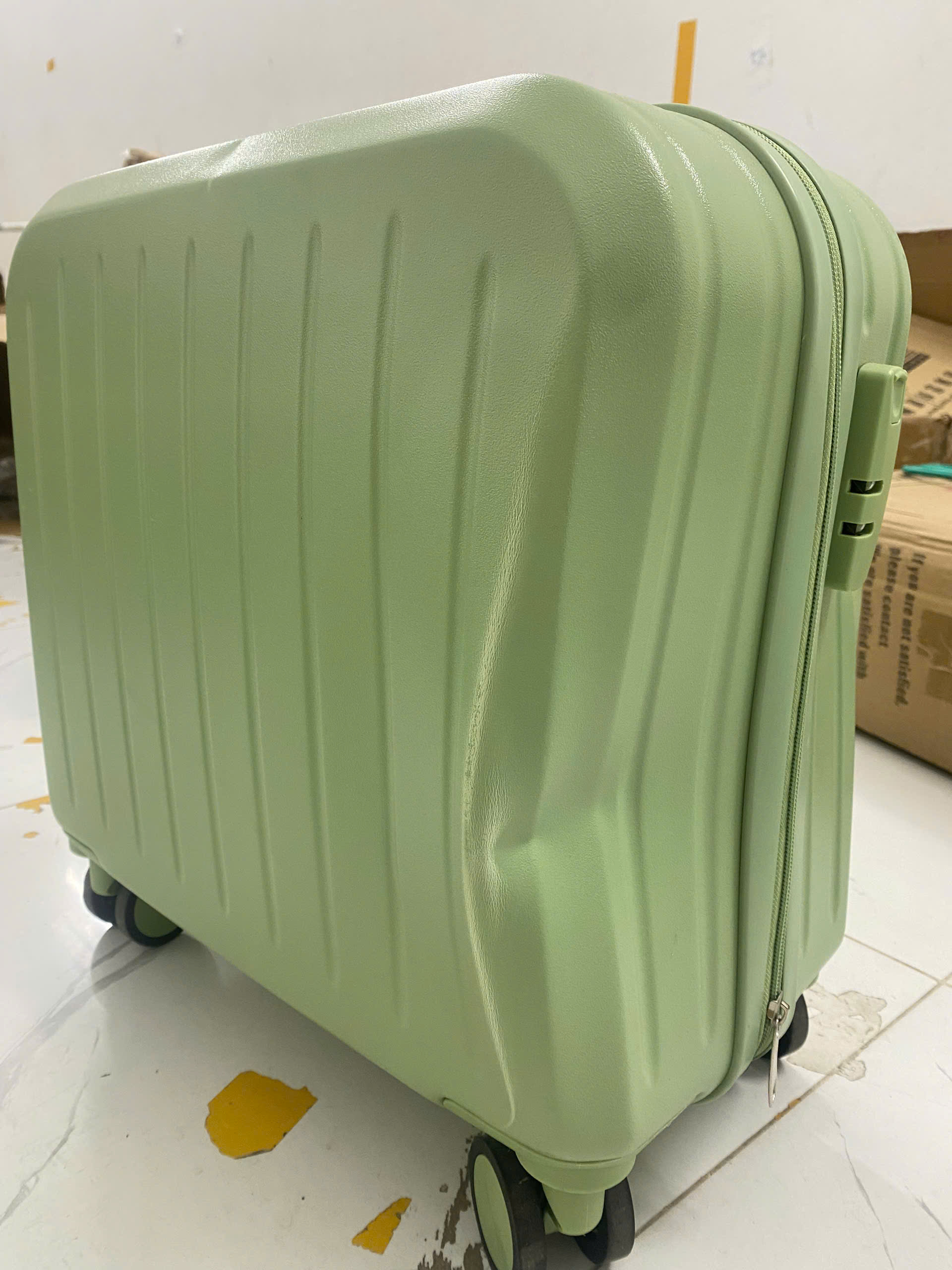 VALY SIZE 18 KHÔNG CÓP MÀU XANH LÁ SỈ 450Ka( bị móp nhẹ )