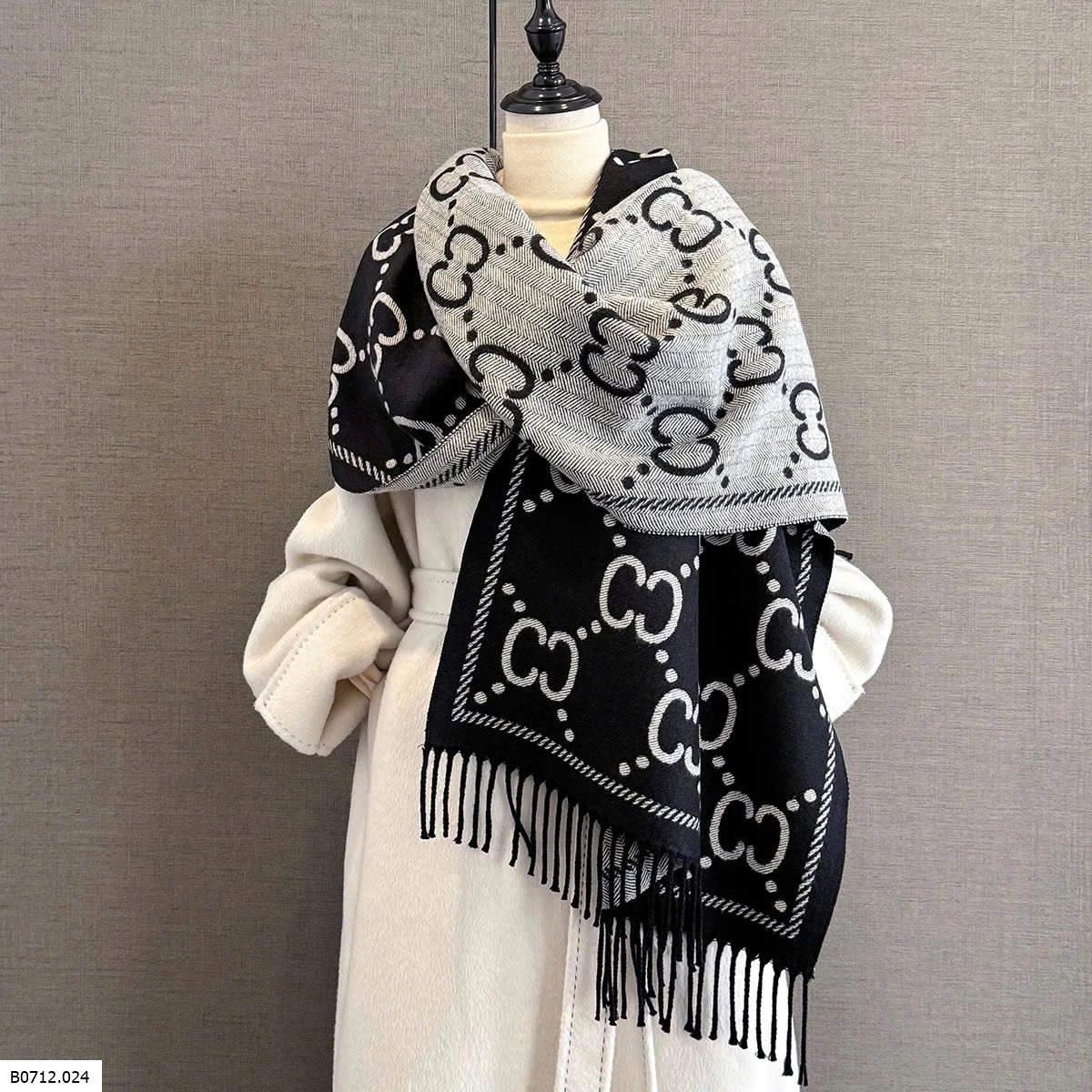 KHĂN QUÀNG CỔ HOẠT TIẾT PHỐI TUA DUA   Giá sỉ 130k