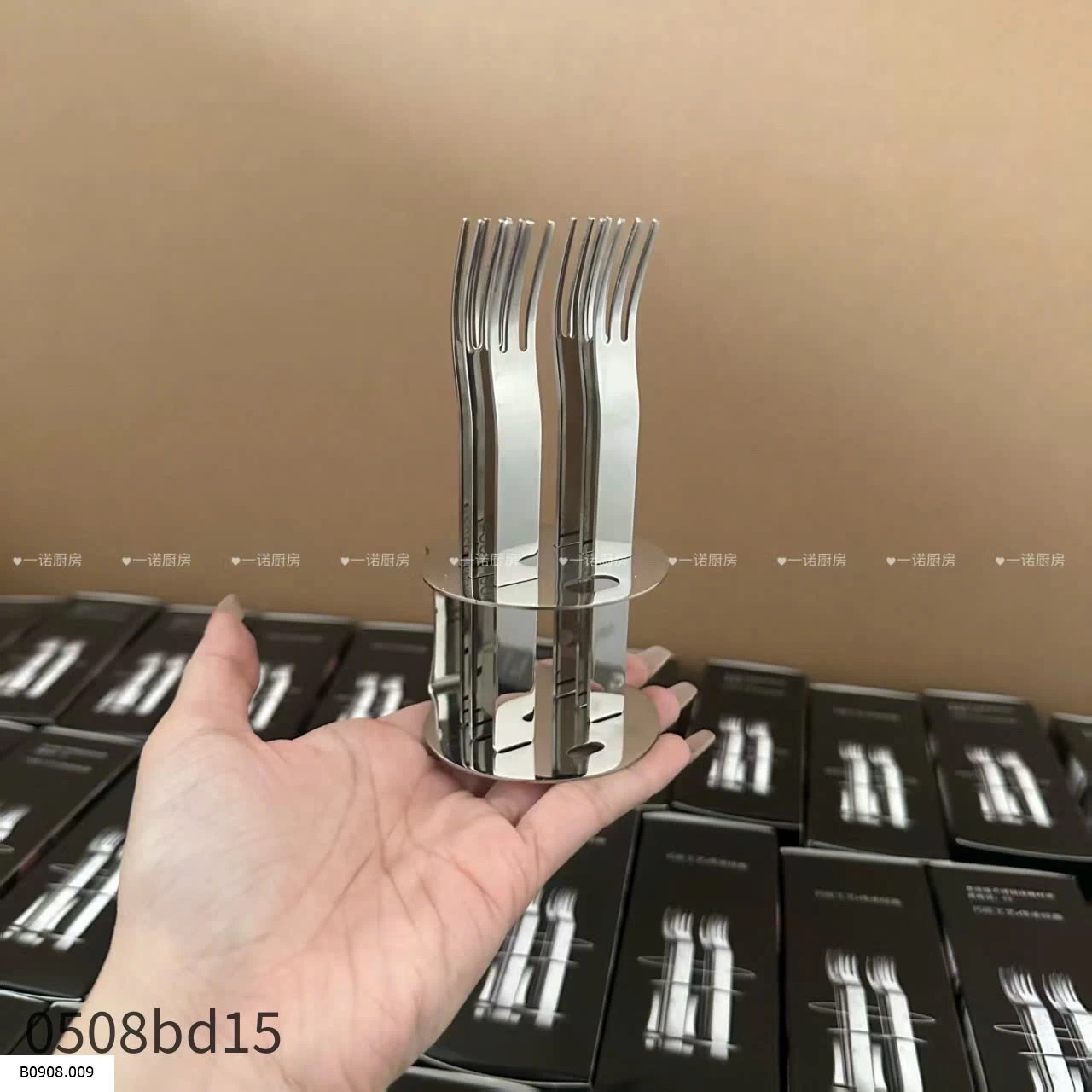 BỘ 6 DĨA INOX KÈM GIÁ ĐỰNG   Sỉ 85k