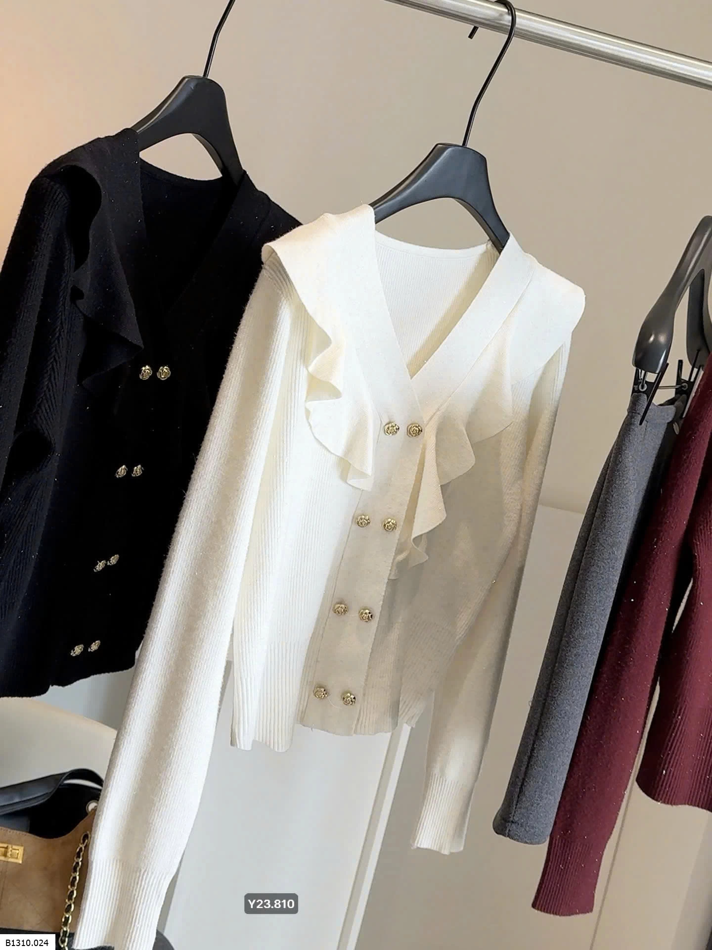  ÁO LEN CỔ CHỮ V NHÚN BÈO