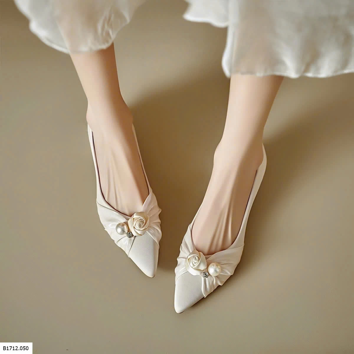 GIÀY ĐẾ BỆT MŨI NHỌN GẮN HOA NỮ  Giá sỉ 195k