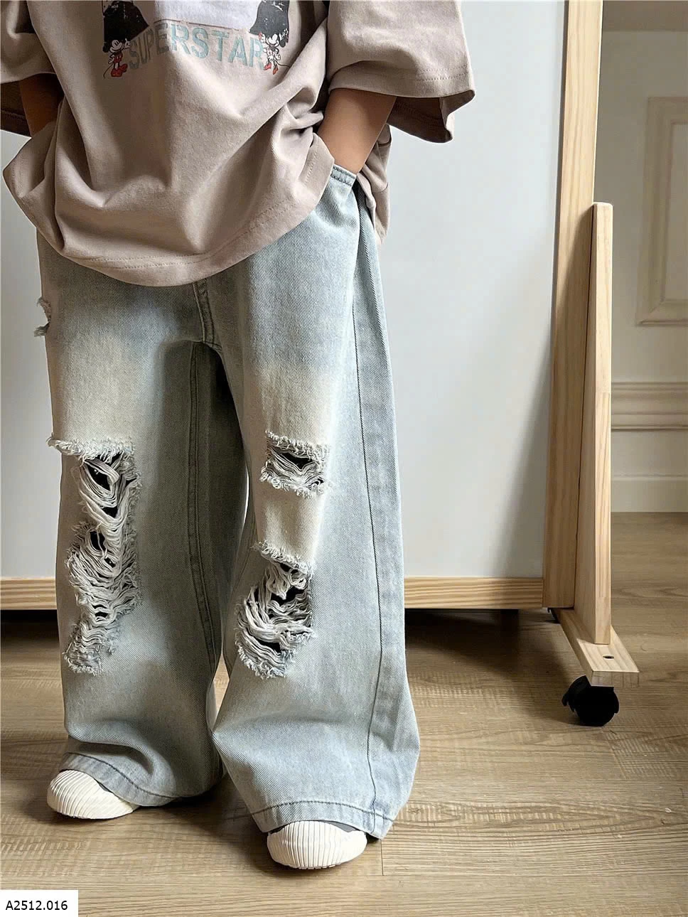 QUẦN JEANS SUÔNG RÁCH BẠC GỐI SNIDOLS  Giá sỉ sz 90-140 giá 200k  sz 150 giá 218k  sz 160 giá 234k 