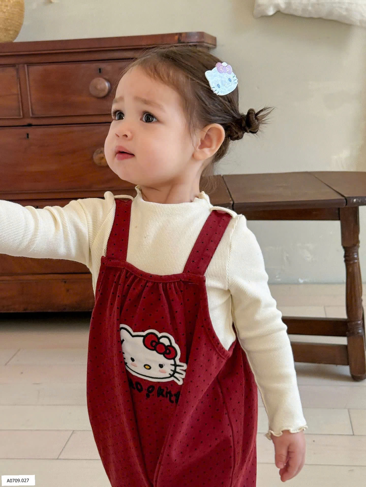 SET 2 MÓN ÁO THUN + YẾM CHẤM BI HELLO KITTY CHO BÉ  Giá sỉ 249k