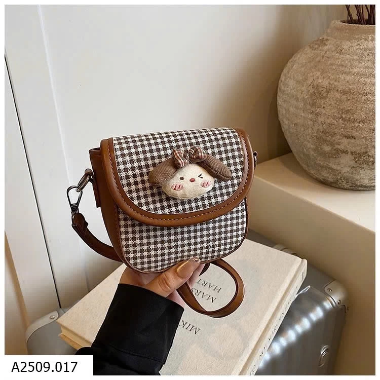 TÚI ĐEO CHÉO GẮN BÚP BÊ DỄ THƯƠNG Giá sỉ 112K