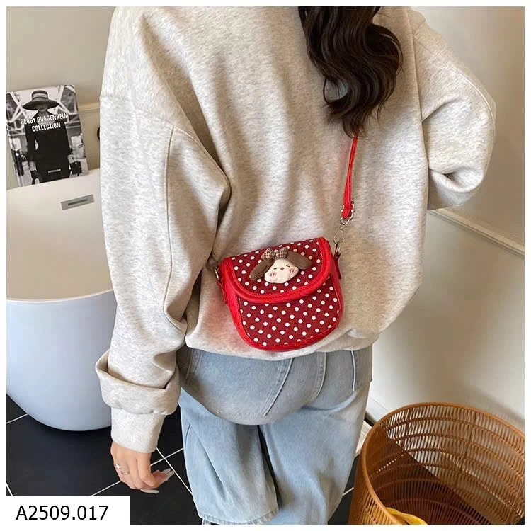 TÚI ĐEO CHÉO GẮN BÚP BÊ DỄ THƯƠNG Giá sỉ 112K