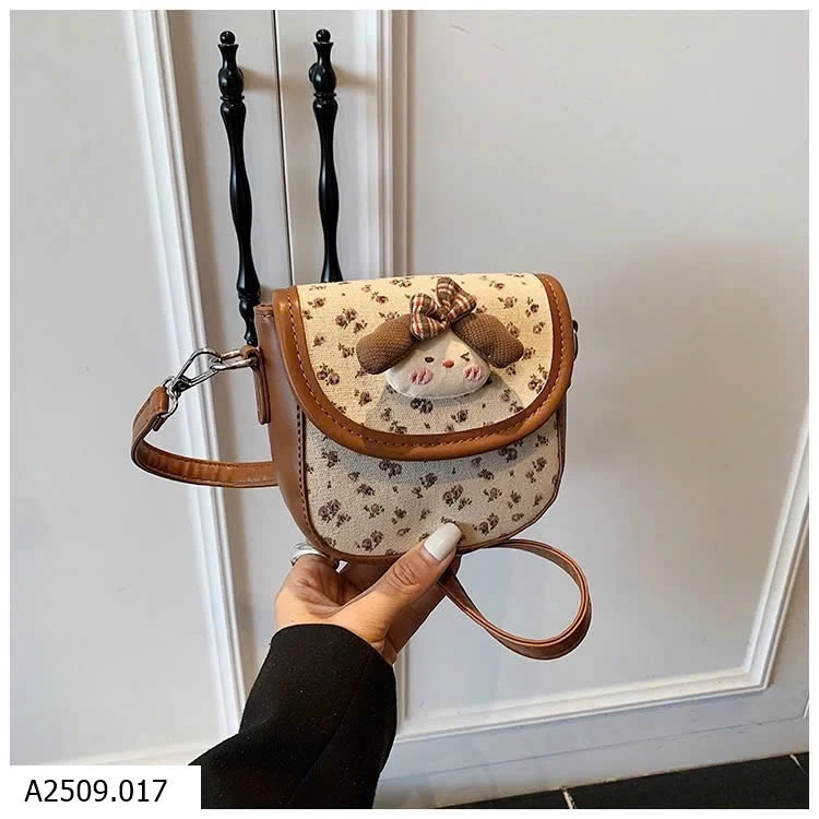 TÚI ĐEO CHÉO GẮN BÚP BÊ DỄ THƯƠNG Giá sỉ 112K