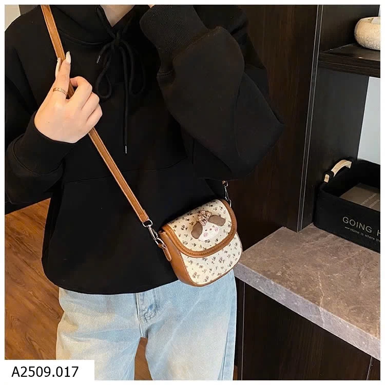 TÚI ĐEO CHÉO GẮN BÚP BÊ DỄ THƯƠNG Giá sỉ 112K