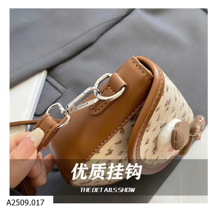 TÚI ĐEO CHÉO GẮN BÚP BÊ DỄ THƯƠNG Giá sỉ 112K