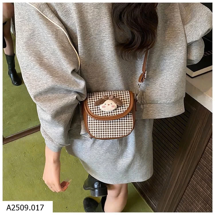 TÚI ĐEO CHÉO GẮN BÚP BÊ DỄ THƯƠNG Giá sỉ 112K