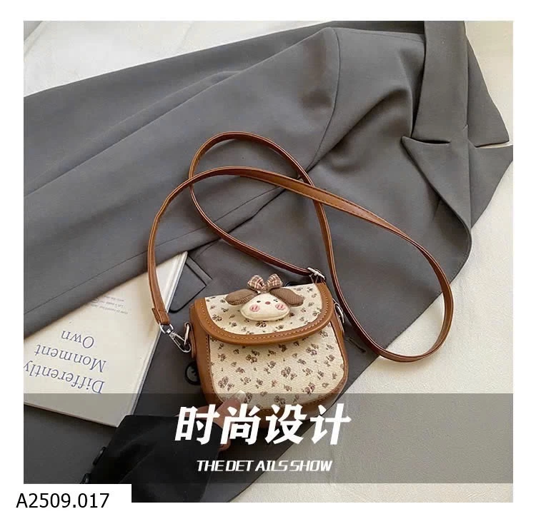 TÚI ĐEO CHÉO GẮN BÚP BÊ DỄ THƯƠNG Giá sỉ 112K