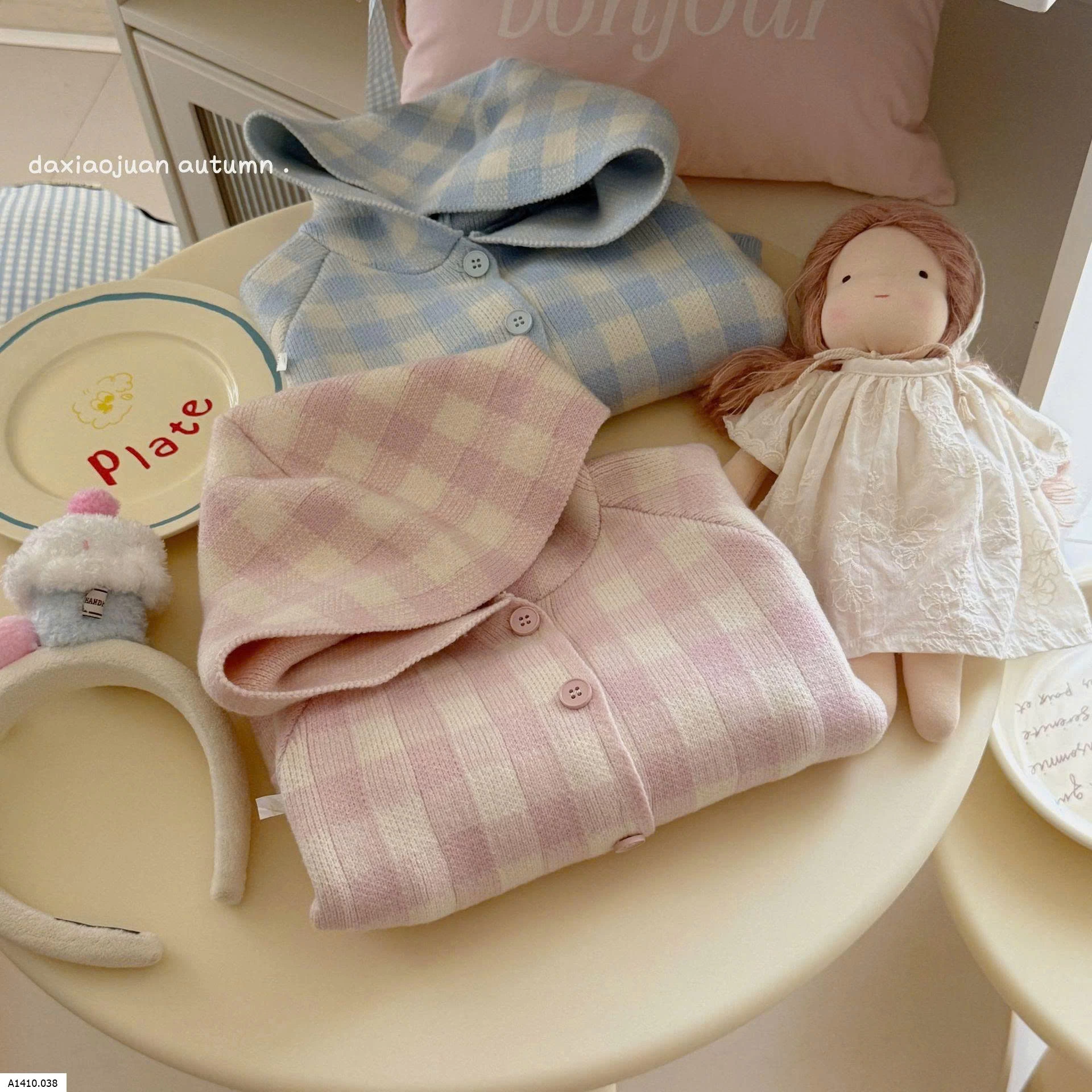 ÁO LEN MŨ QUẢ BÔNG KẺ CARO DỄ THƯƠNG    Giá sỉ sz 90-130: 200k  sz 140-150: 226k 