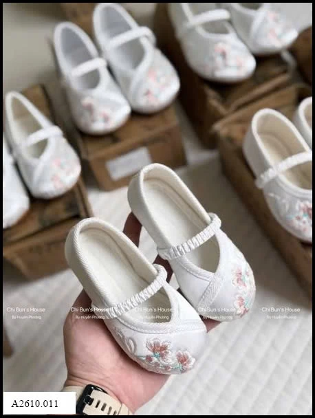 Giày búp bê thêu cổ trang cho bé     Giá sỉ 85k