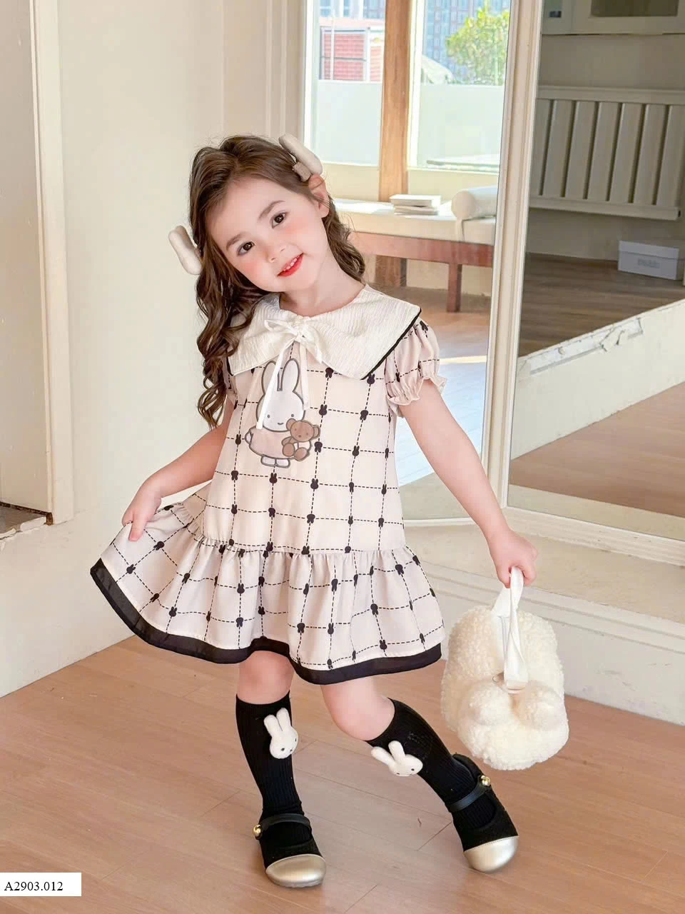 VÁY KẺ THỎ Giá sỉ như sau: Váy : 207k Tất : 50k 